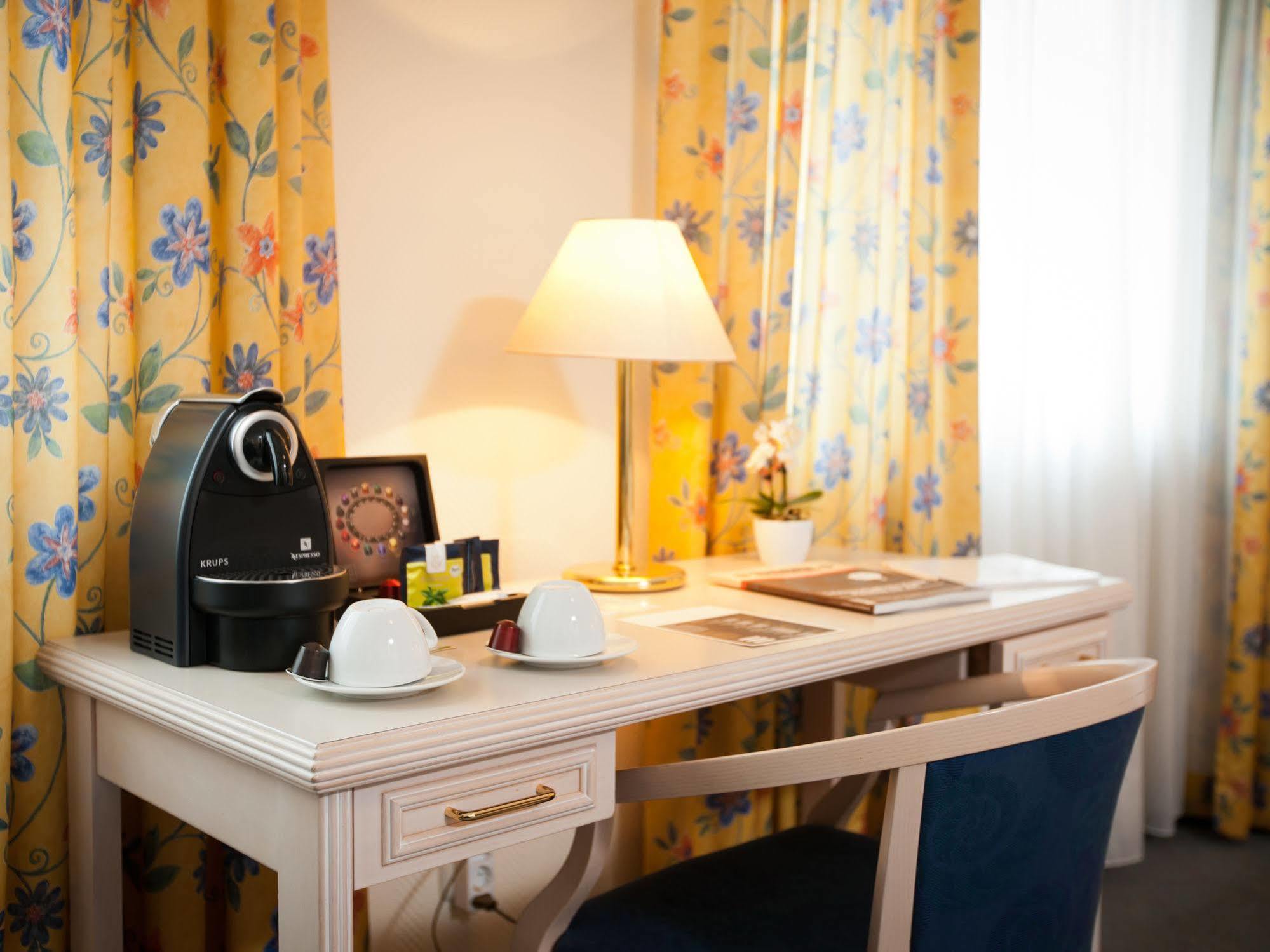 Hotel Traube Ruedesheim Рюдесхайм-на-Рейне Экстерьер фото