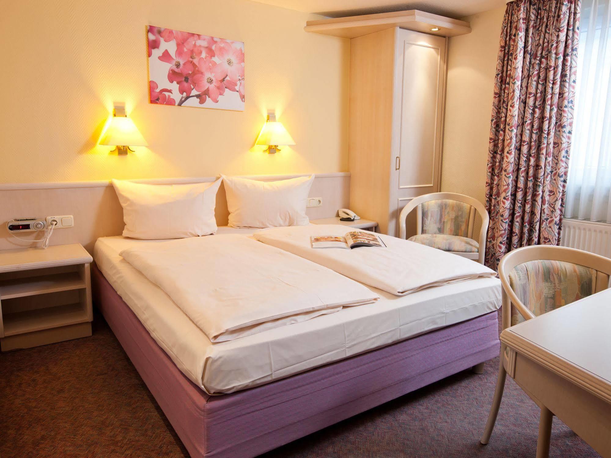 Hotel Traube Ruedesheim Рюдесхайм-на-Рейне Экстерьер фото