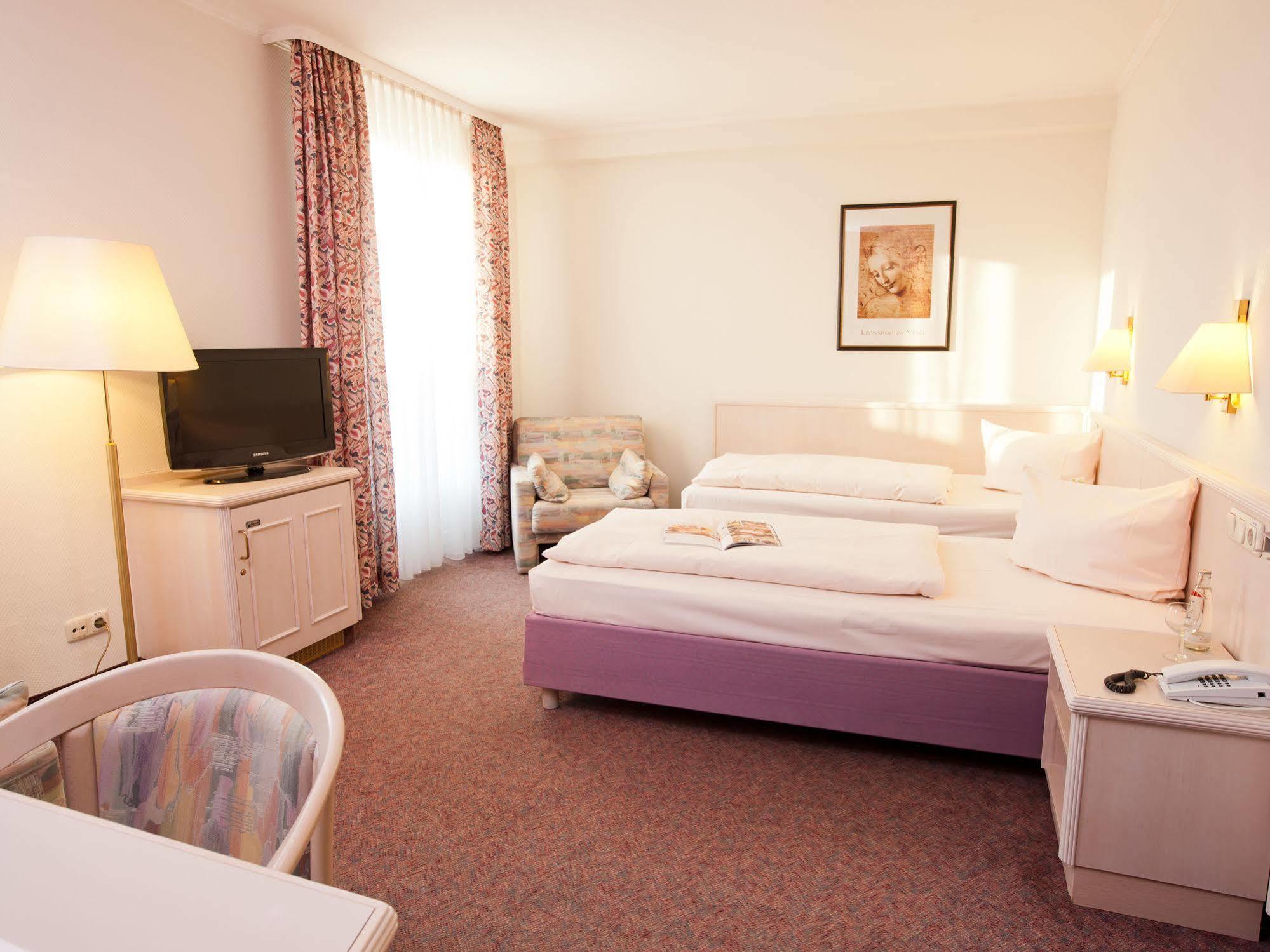 Hotel Traube Ruedesheim Рюдесхайм-на-Рейне Экстерьер фото