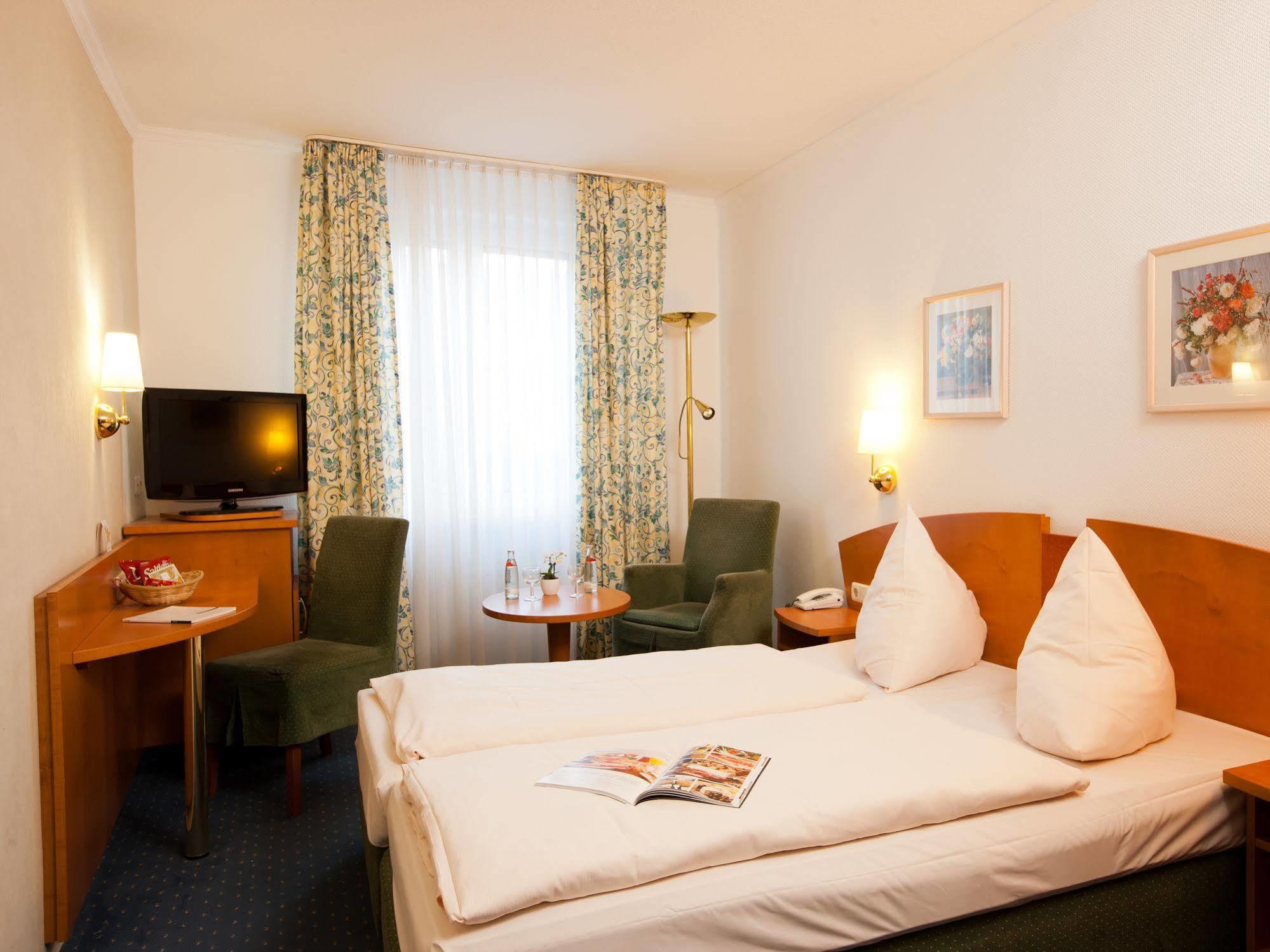 Hotel Traube Ruedesheim Рюдесхайм-на-Рейне Экстерьер фото