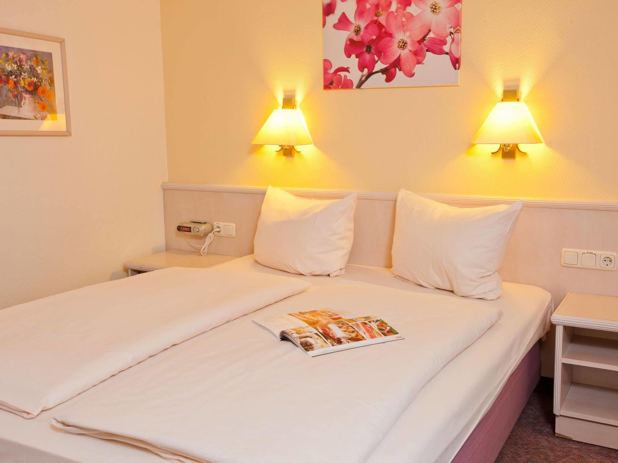 Hotel Traube Ruedesheim Рюдесхайм-на-Рейне Экстерьер фото