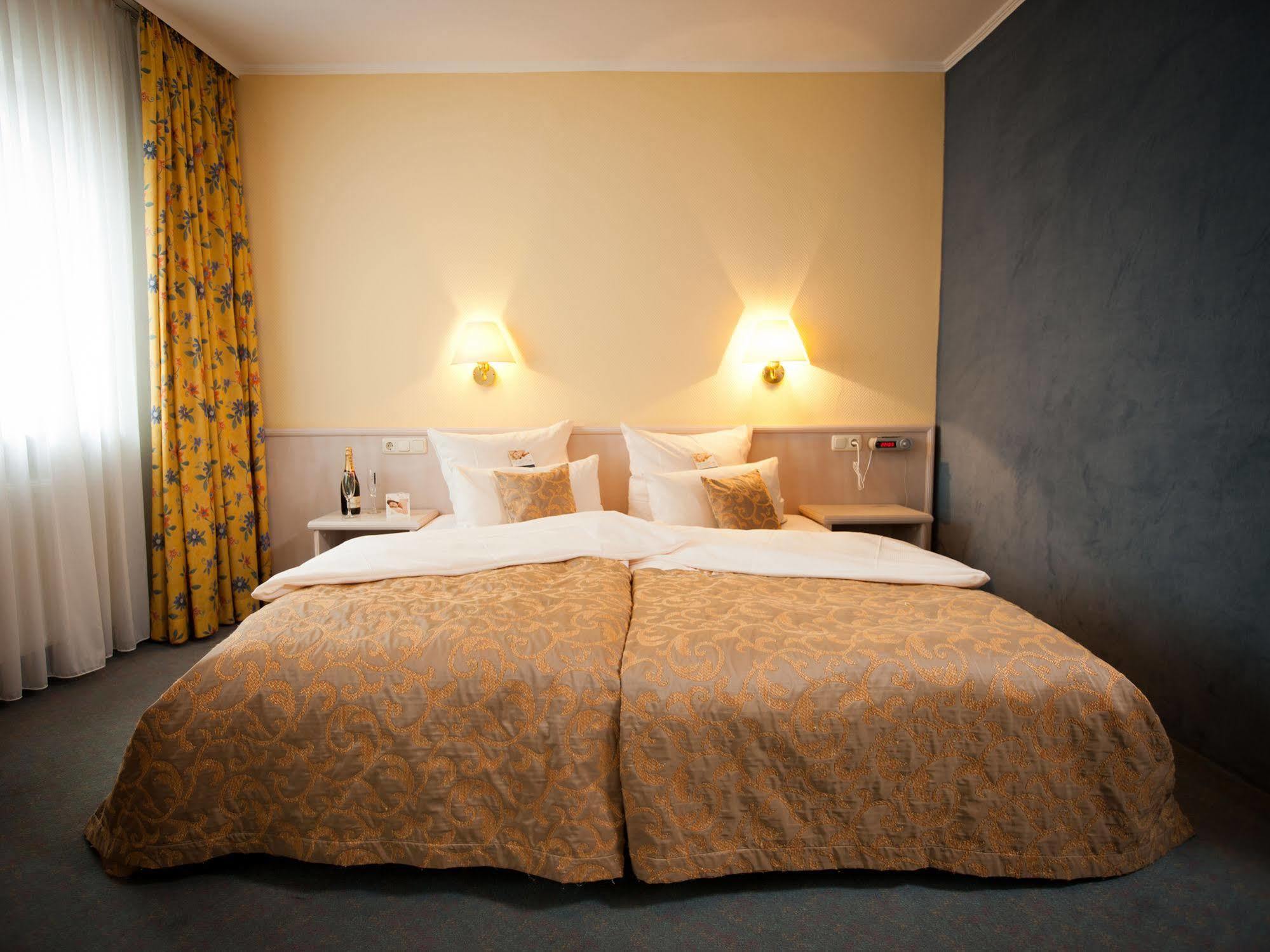 Hotel Traube Ruedesheim Рюдесхайм-на-Рейне Экстерьер фото